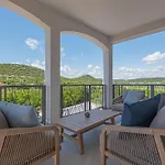 New! 14 Guests Villa, Breakfast & Pool * Dazlina