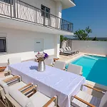 New! 14 Guests Villa, Breakfast & Pool Villa