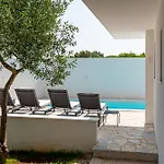 New! 14 Guests Villa, Breakfast & Pool