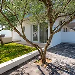 New! 14 Guests Villa, Breakfast & Pool