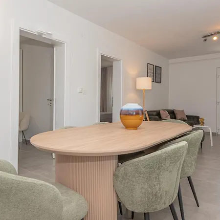 New! 14 Guests Villa, Breakfast & Pool *