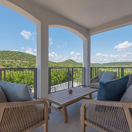 New! 14 Guests Villa, Breakfast & Pool * Dazlina