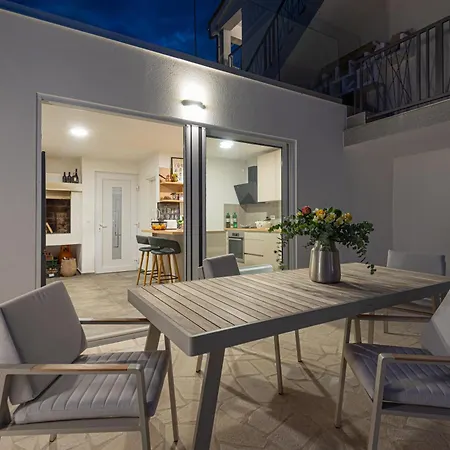 New! 14 Guests Villa, Breakfast & Pool Villa Dazlina