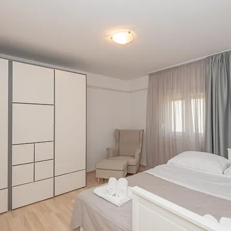 New! 14 Guests Villa, Breakfast & Pool * Dazlina