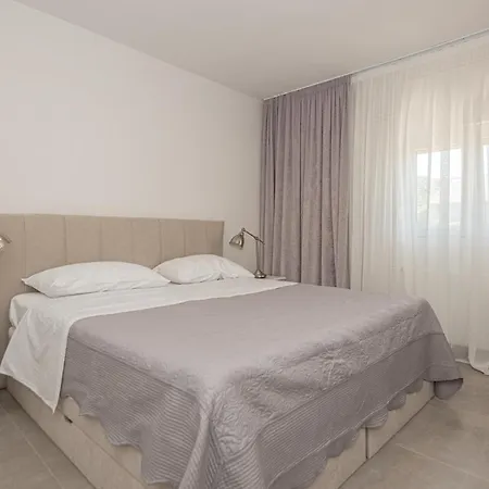 New! 14 Guests Villa, Breakfast & Pool Dazlina