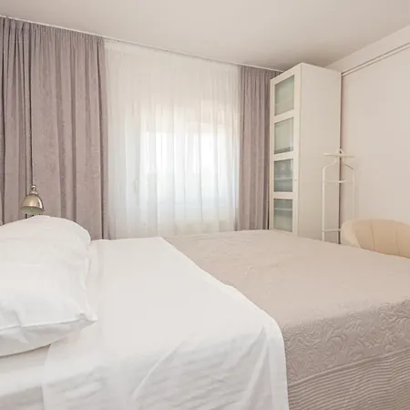 New! 14 Guests Villa, Breakfast & Pool Villa Dazlina