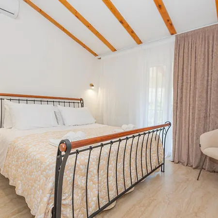 New! 14 Guests Villa, Breakfast & Pool