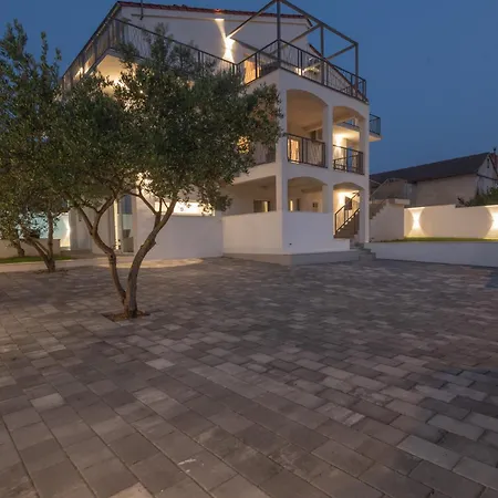 New! 14 Guests Villa, Breakfast & Pool * Dazlina