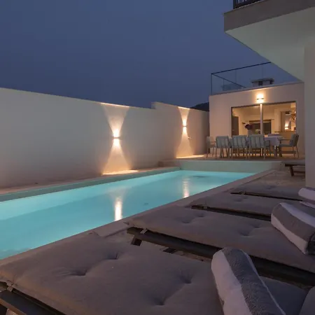 New! 14 Guests Villa, Breakfast & Pool Dazlina