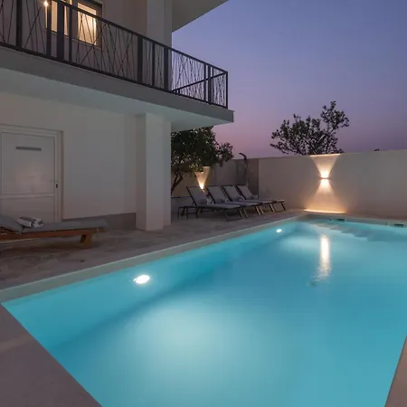 New! 14 Guests Villa, Breakfast & Pool * Dazlina