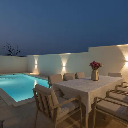 别墅 New! 14 Guests Villa, Breakfast & Pool *