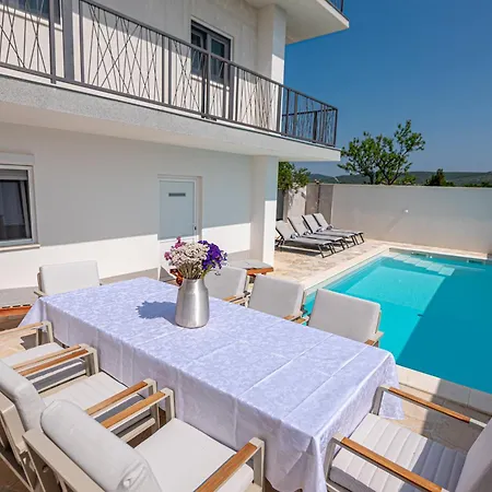 New! 14 Guests Villa, Breakfast & Pool 别墅