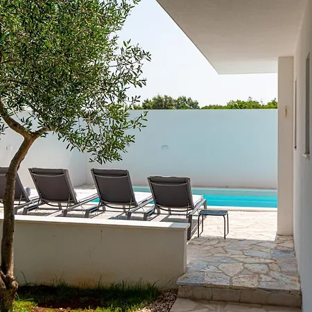 New! 14 Guests Villa, Breakfast & Pool