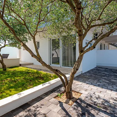 New! 14 Guests Villa, Breakfast & Pool