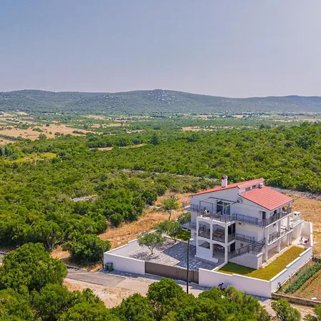 New! 14 Guests Villa, Breakfast & Pool Dazlina