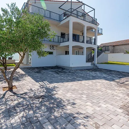 别墅 New! 14 Guests Villa, Breakfast & Pool