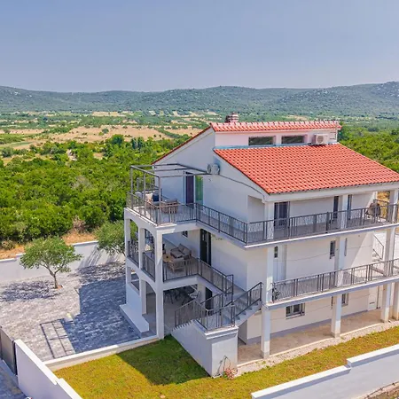 Villa New! 14 Guests Villa, Breakfast & Pool