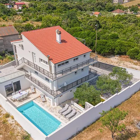 New! 14 Guests Villa, Breakfast & Pool Dazlina