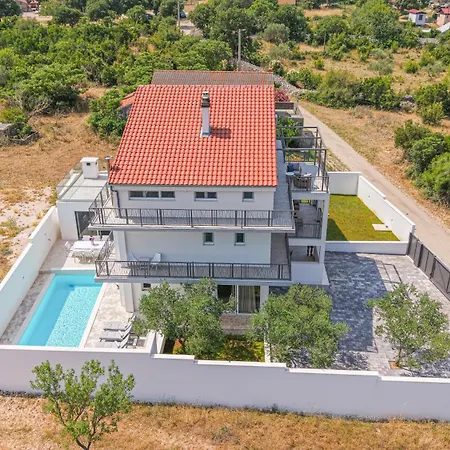 Villa New! 14 Guests Villa, Breakfast & Pool *