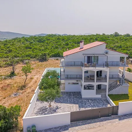 Villa New! 14 Guests Villa, Breakfast & Pool