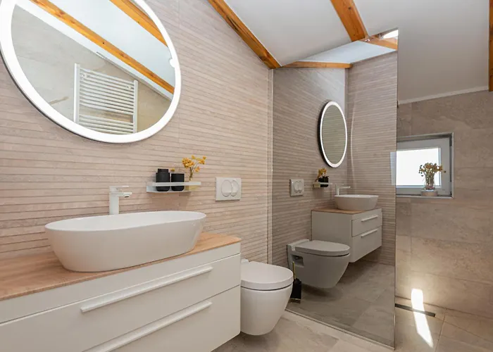 New! 14 Guests Villa, Breakfast & Pool * Dazlina