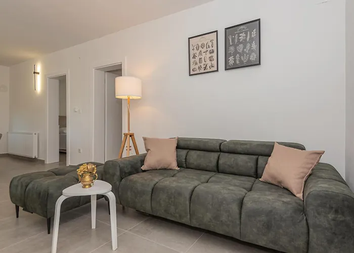 New! 14 Guests Villa, Breakfast & Pool וילה *