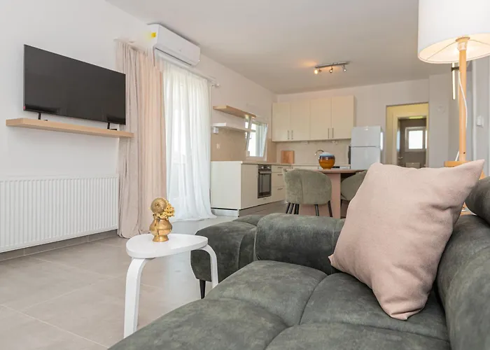 New! 14 Guests Villa, Breakfast & Pool וילה *