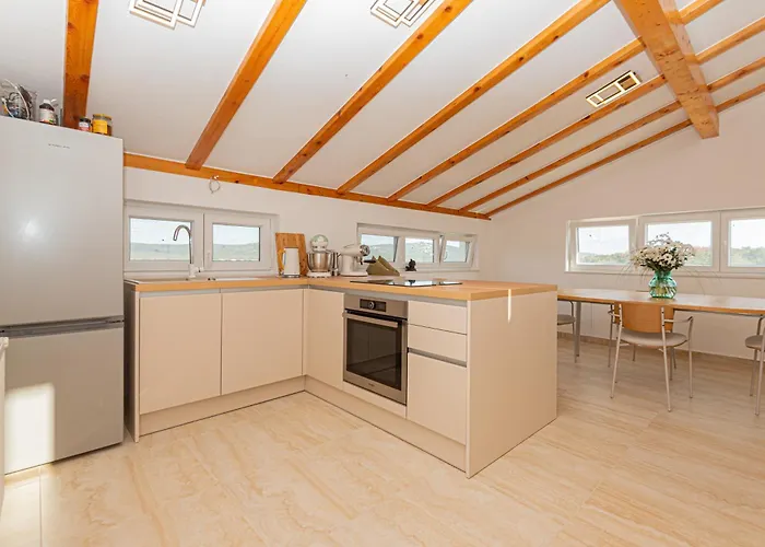 New! 14 Guests Villa, Breakfast & Pool *