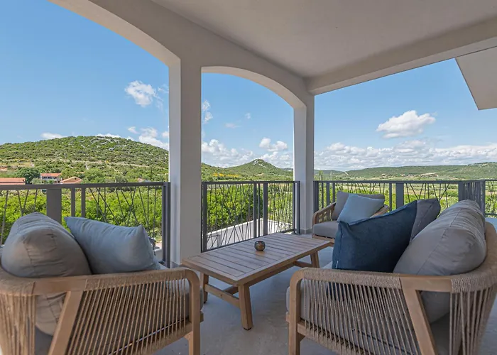 New! 14 Guests Villa, Breakfast & Pool * Dazlina