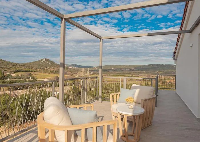 New! 14 Guests Villa, Breakfast & Pool וילה