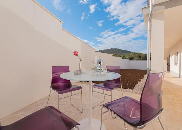 New! 14 Guests Villa, Breakfast & Pool וילה *