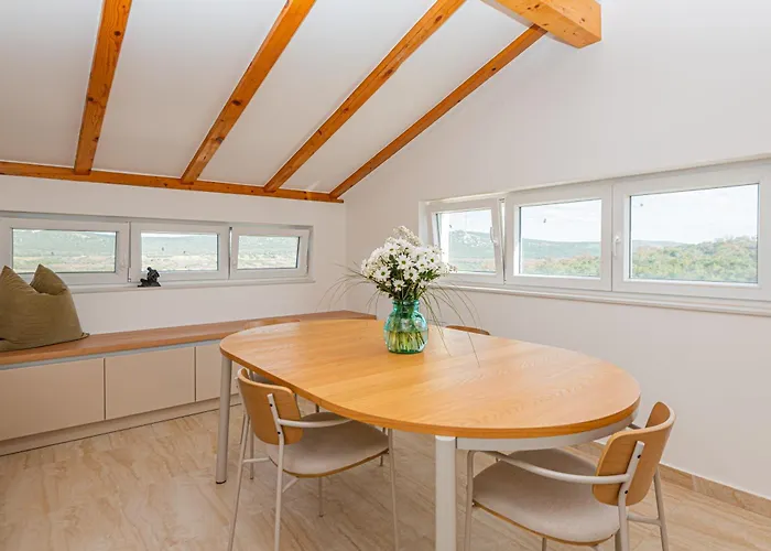 New! 14 Guests Villa, Breakfast & Pool