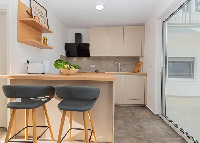 New! 14 Guests Villa, Breakfast & Pool Villa Dazlina