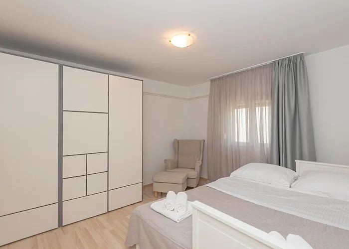 New! 14 Guests Villa, Breakfast & Pool * Dazlina