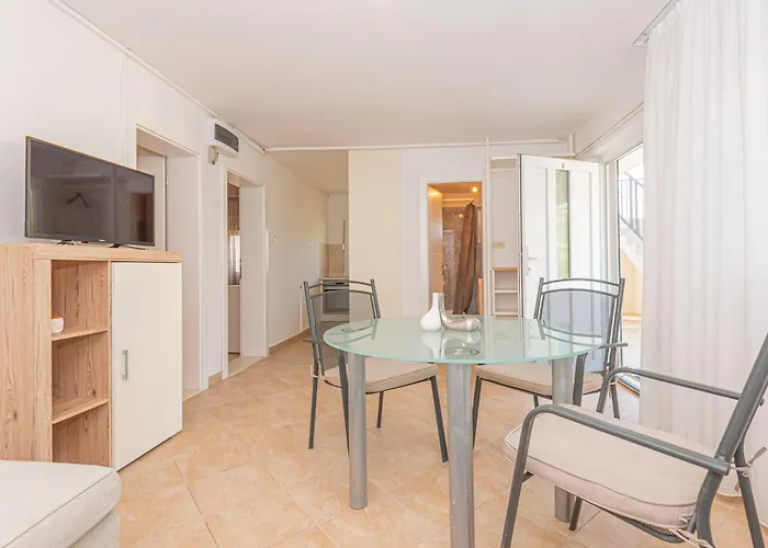 New! 14 Guests Villa, Breakfast & Pool וילה