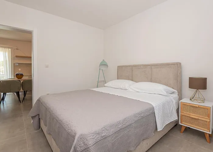 New! 14 Guests Villa, Breakfast & Pool וילה Dazlina