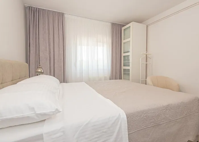 New! 14 Guests Villa, Breakfast & Pool וילה Dazlina