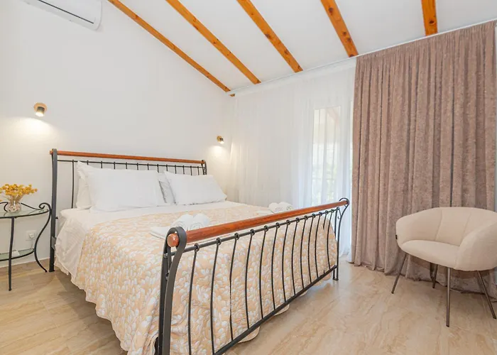 New! 14 Guests Villa, Breakfast & Pool