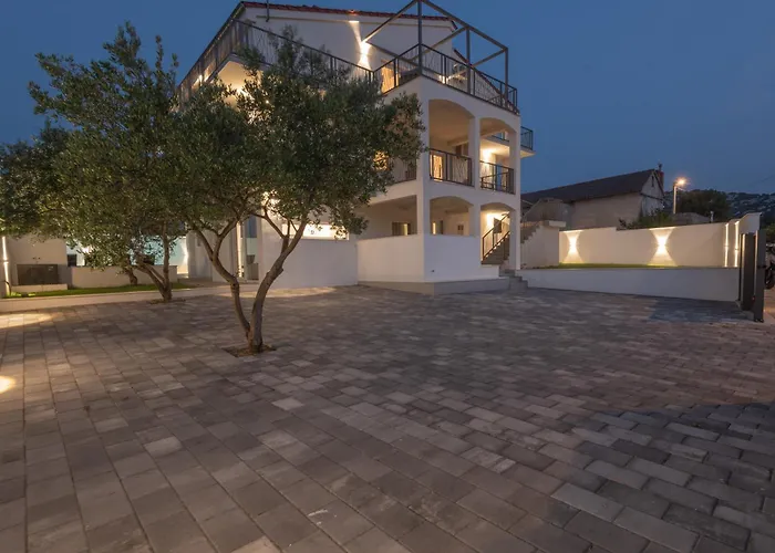 New! 14 Guests Villa, Breakfast & Pool * Dazlina