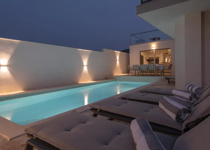 New! 14 Guests Villa, Breakfast & Pool Dazlina