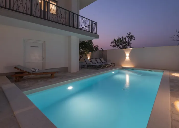 New! 14 Guests Villa, Breakfast & Pool * Dazlina