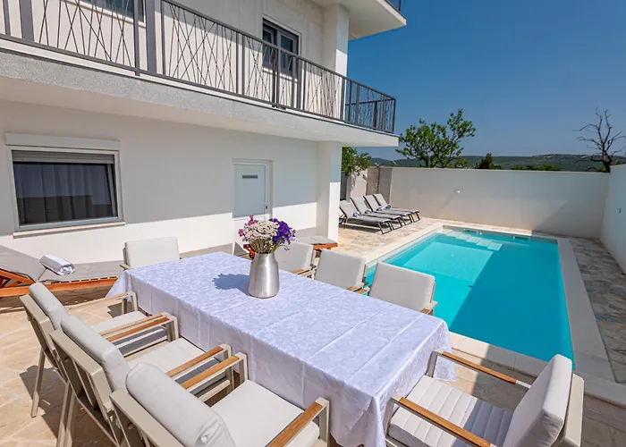New! 14 Guests Villa, Breakfast & Pool וילה