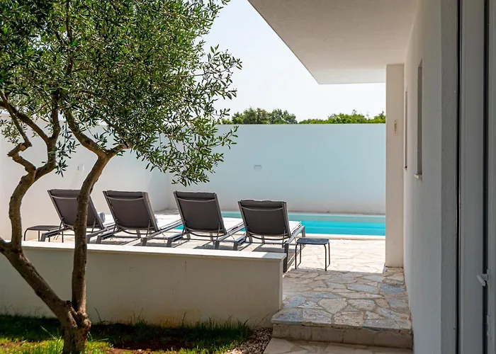 New! 14 Guests Villa, Breakfast & Pool