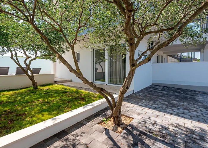 New! 14 Guests Villa, Breakfast & Pool