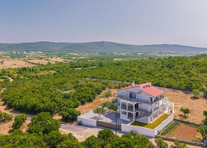 New! 14 Guests Villa, Breakfast & Pool Dazlina